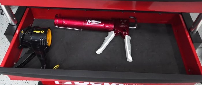 The most compact caulk gun without a rod