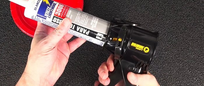 The most compact caulk gun without a rod