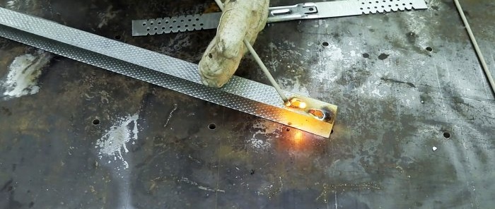 Welding thin metal and twists with a graphite rod from a battery