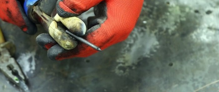 Welding thin metal and twists with a graphite rod from a battery