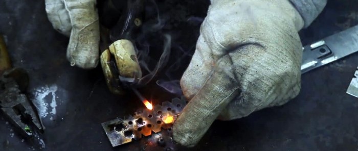 Welding thin metal and twists with a graphite rod from a battery