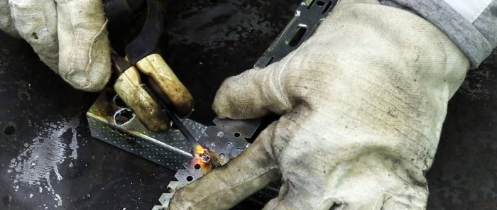 Welding thin metal and twists with a graphite rod from a battery