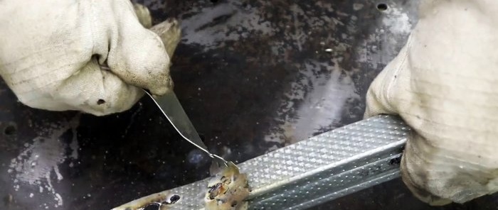 Welding thin metal and twists with a graphite rod from a battery