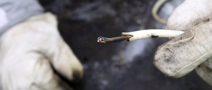 Welding thin metal and twists with a graphite rod from a battery