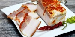 Lard with paprika and garlic (dry salting)