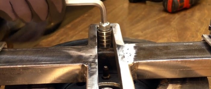 DIY electromechanical hacksaw based on a car hub