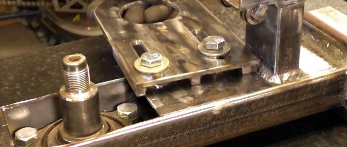 DIY electromechanical hacksaw based on a car hub