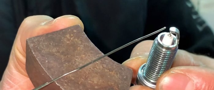 How to distinguish an original platinum or iridium spark plug from a fake using a magnet