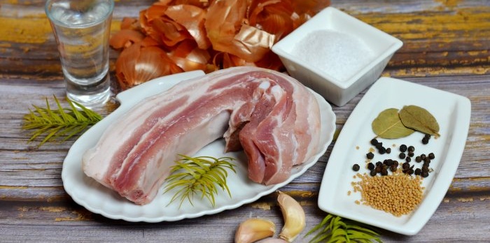 Pork belly boiled in onion skins