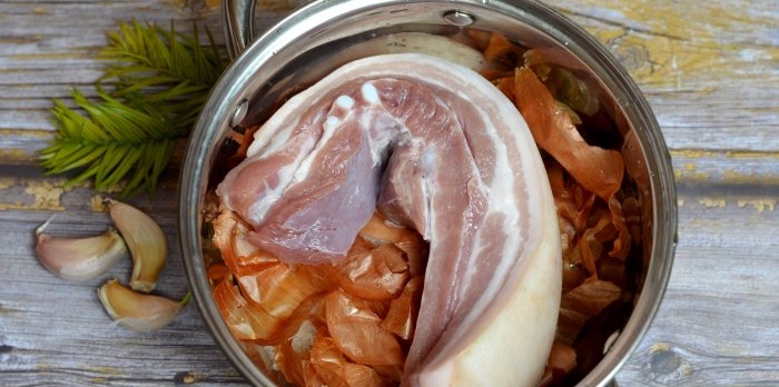 Pork belly boiled in onion skins