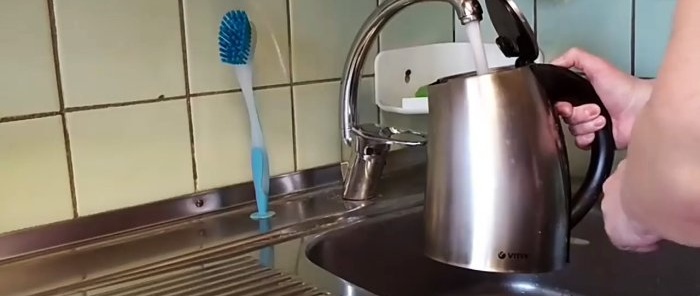 How and with what to quickly clean stains from stainless steel dishes