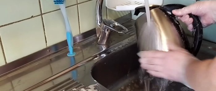 How and with what to quickly clean stains from stainless steel dishes