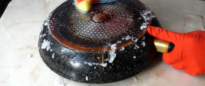 How to clean non-stick cookware from carbon deposits with what you already have in the kitchen