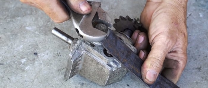 How to make a jack from a motorbike chain grinder gearbox and sprockets