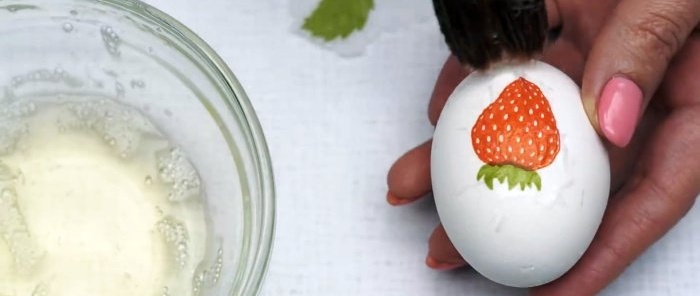 Without stickers and dyes, a cheap way to decorate eggs for Easter. Anyone can do it