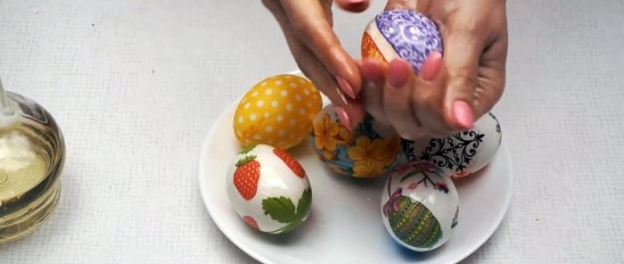 Without stickers and dyes, a cheap way to decorate eggs for Easter. Anyone can do it