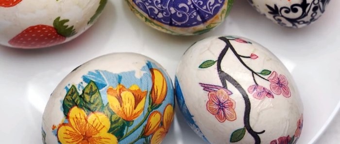 Without stickers and dyes, a cheap way to decorate eggs for Easter. Anyone can do it