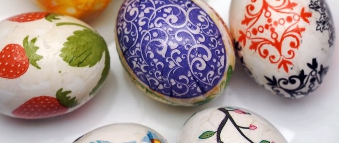 Without stickers and dyes, a cheap way to decorate eggs for Easter. Anyone can do it