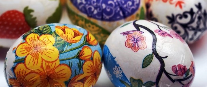 Without stickers and dyes, a cheap way to decorate eggs for Easter. Anyone can do it