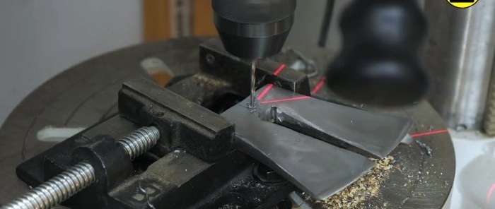 How to make an ax with two blades for quickly chopping wood