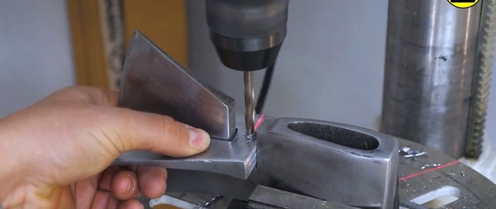 How to make an ax with two blades for quickly chopping wood