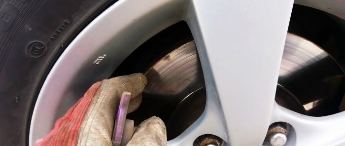 How to remove a lip on a car brake disc without removing it