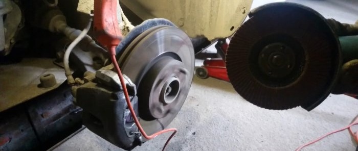 How to remove a lip on a car brake disc without removing it