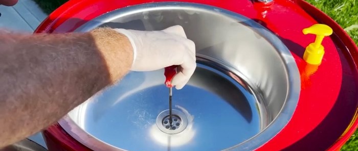 How to make a convenient and attractive garden sink from a metal barrel