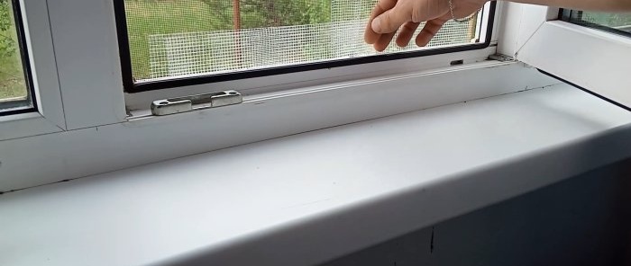 Lightning-fast mosquito net repair without removing it from the window