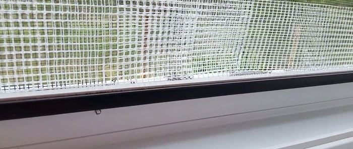 Lightning-fast mosquito net repair without removing it from the window