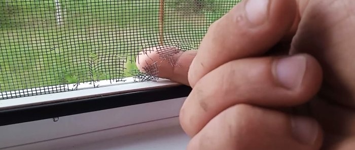 Lightning-fast mosquito net repair without removing it from the window