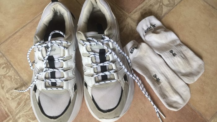 An effective way to clean white sneakers using dishwasher tablets