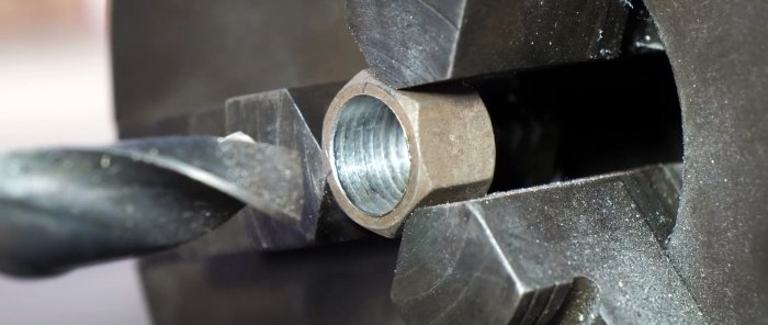 Attachment to an angle grinder for an even cut