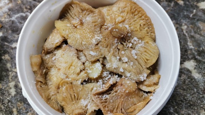 A simple recipe for cold pickled mushrooms