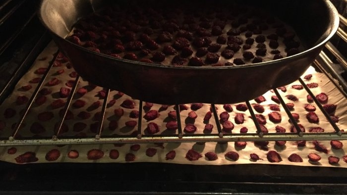 How to properly dry strawberries in the oven