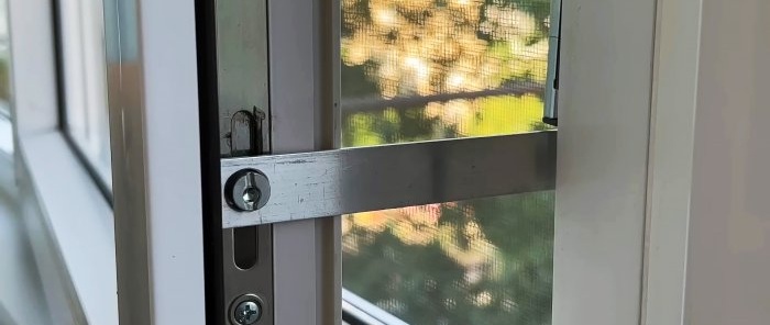 A simple do-it-yourself fixer for a plastic window made from available materials