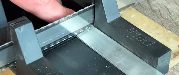 A simple do-it-yourself fixer for a plastic window made from available materials