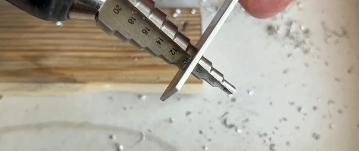 A simple do-it-yourself fixer for a plastic window made from available materials