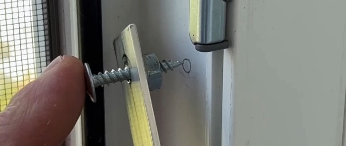 A simple do-it-yourself fixer for a plastic window made from available materials