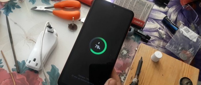 How to emergency charge your smartphone using batteries