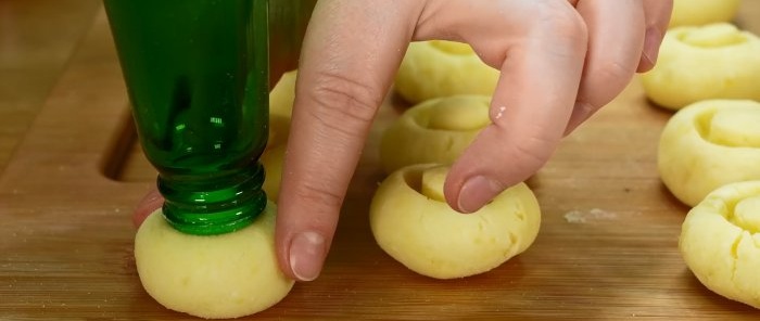 Take a potato and an empty bottle. Prepare an amazing and simple dish that will please everyone.