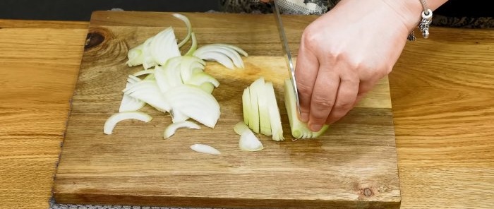 Take a potato and an empty bottle. Prepare an amazing and simple dish that will please everyone.