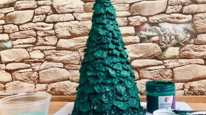 Christmas tree from egg packaging