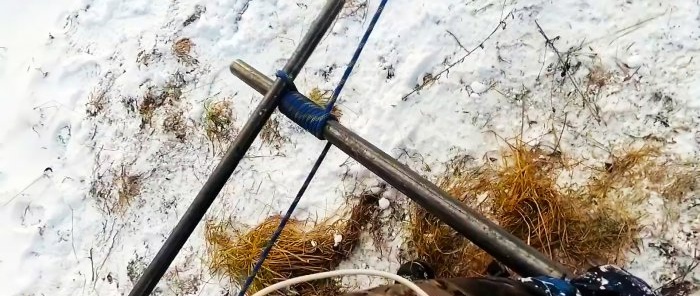 No winch Lifehack How to pull out a stuck vehicle using two pipes and a rope