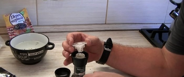 3 Ways to Open a Disposable Spice Grinder