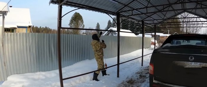 How to clear snow from a high roof with an ordinary rope alone