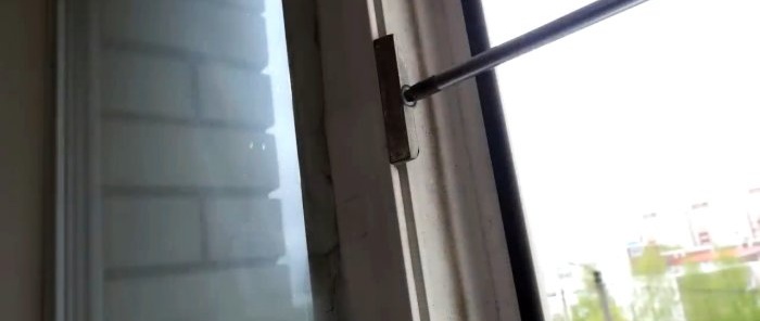 The handle of the plastic window sash does not turn completely How to fix it