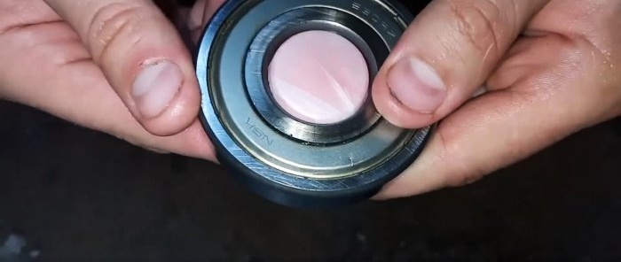 How to easily lubricate a sealed bearing