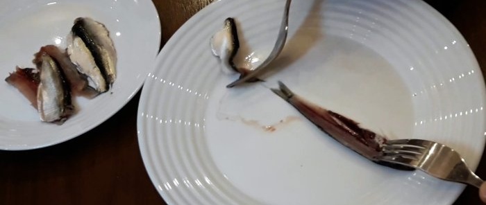 Quickly cut sprat without touching it with your hands