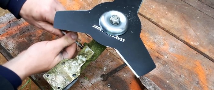 Attachment for cutting tall grass with a trimmer